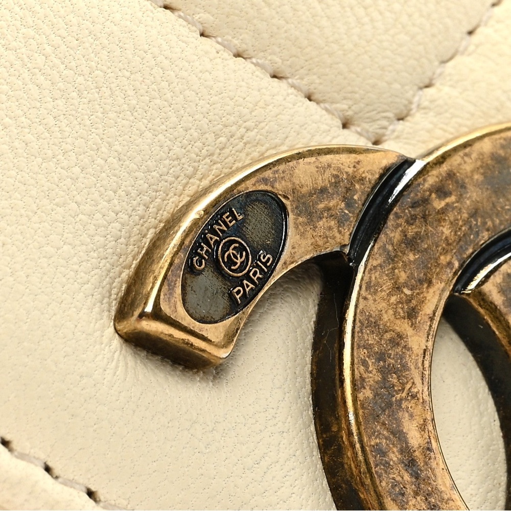CHANEL Cream Chevron Quilted CC-Front Envelope Wristlet - Picture 5 of 8